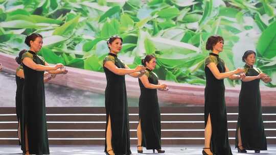 旗袍女性舞台表演