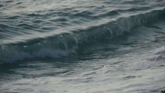 海浪拍打着海岸