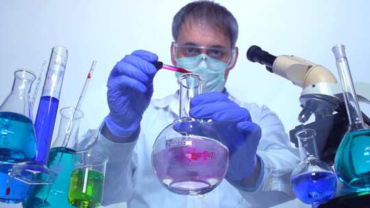化学家在实验室混合液体