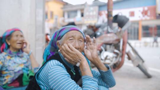 普通农妇云南村镇路边毛巾包头民族妇女视频视频素材模板下载