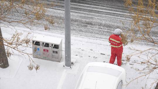 雪天工作的环卫工人