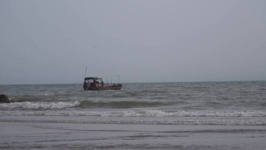 渔民渔船出海捕鱼大海海边赶海