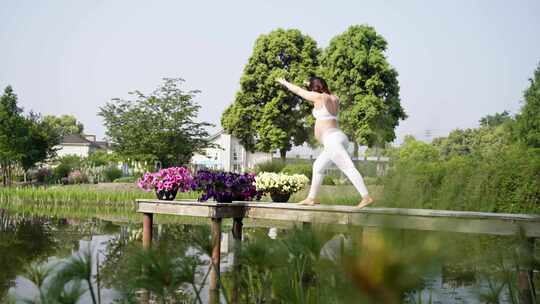 孕妇美女在夏日清晨湖边晨练唯美瑜伽