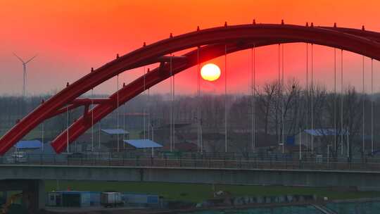 夕阳下红色桥梁的壮观景象