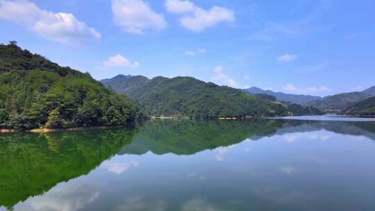 宣传片水库空镜湖水蓝天白云山水之间