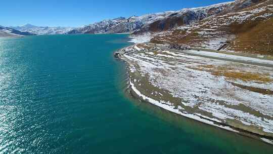 航拍西藏冬季羊卓雍措羊湖纳木错湖水与雪山