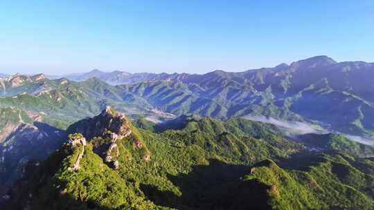 中国金山岭长城夏季大气磅礴风光