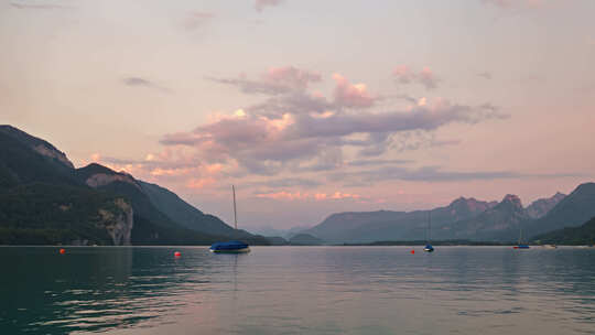 奥地利沃尔夫冈湖的日落延时。视频素材模板下载