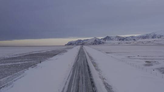 4K冰岛雪山雪地北极圈公路汽车航拍