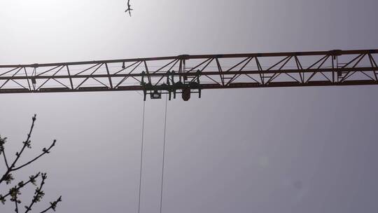 建筑施工工地老吊吊车塔吊视频素材模板下载