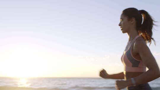 夏季阳光下的女子跑步者、速度和海滩训练，