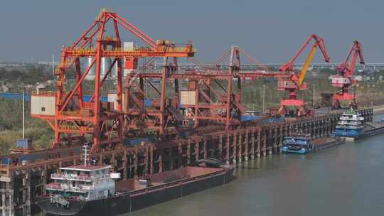 4K航拍鄂州地标三江港货运码头整齐的港机视频素材模板下载