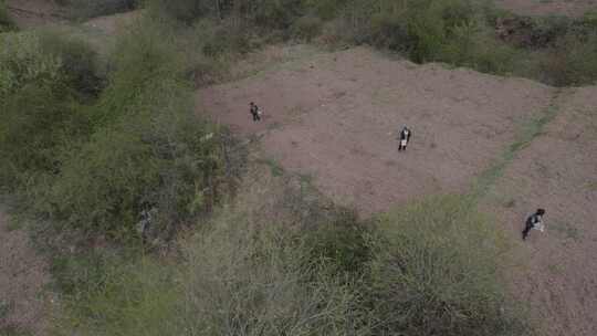 中国西部四川大凉山农民播种场景