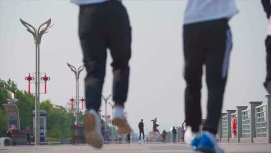 4k升格在广场上欢乐奔跑的人群 比耶人群视频素材模板下载