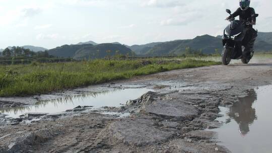 踏板摩托车在山路上骑行、压弯、烧胎视频素材模板下载