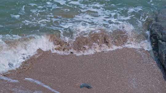 海浪海水冲刷拍打海滩礁石