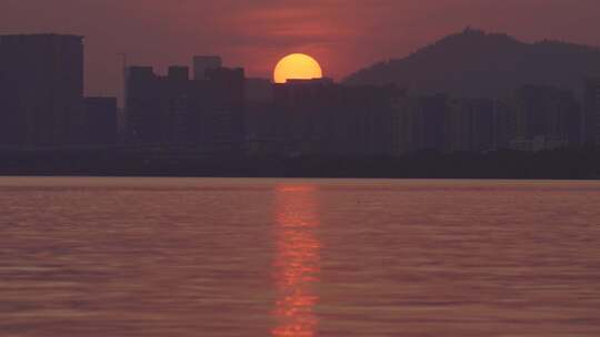 唯美浪漫海面水面日出日落波光粼粼