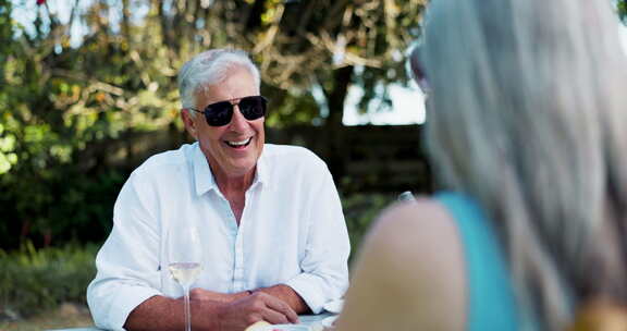 老年人，夫妇和午餐户外与快乐有趣的笑话约