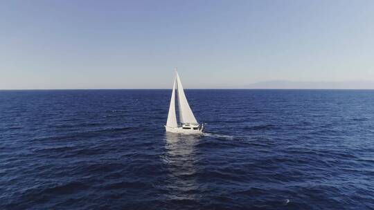 帆船在海洋上行驶
