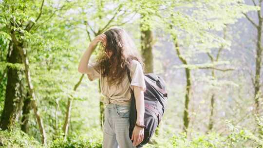 森林里的女人带着旅行背包