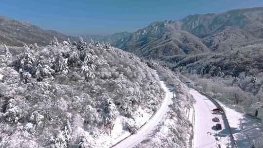 陕西秦岭分水岭雾凇冰挂雪景