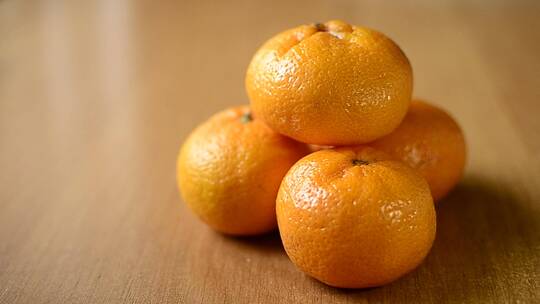 橘子金字塔。橘子皮掉在桌子上