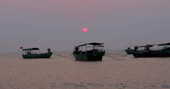 大海日出海边渔船停泊空镜