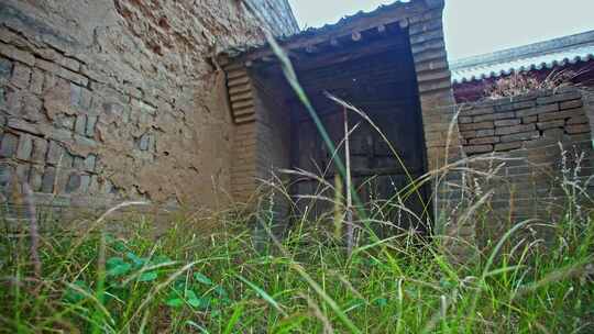 破败荒废村庄废弃的房屋