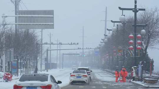 城市雪天车辆行人和环卫工人扫雪场景