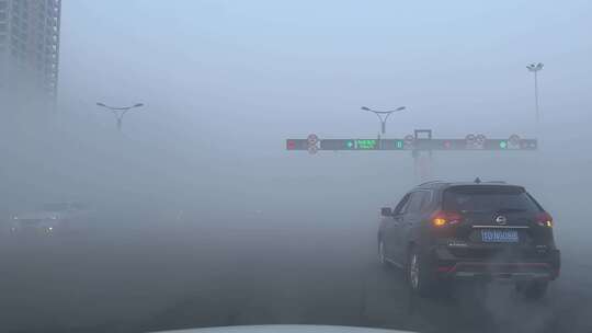 城市道路大雾天气道路行车驾驶