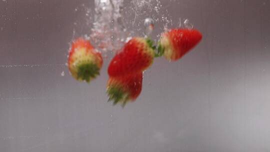 草莓入水慢动作升格视频