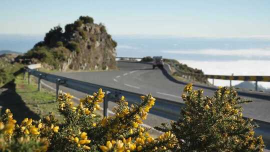 越野车行驶在环山公路上