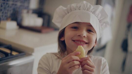 小女孩开心的在厨房吃甜点