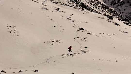 攀登岷山山脉主峰雪宝顶雪山的登山队