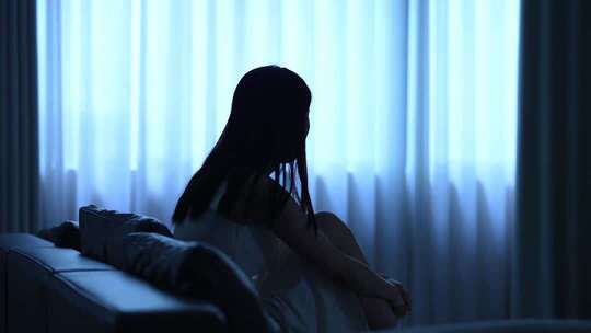 痛苦悲伤的女人