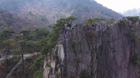 航拍黄山山顶游客欢呼02