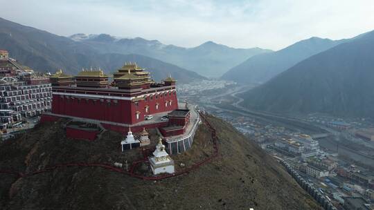 青海玉树市嘎结古寺城市航拍景观