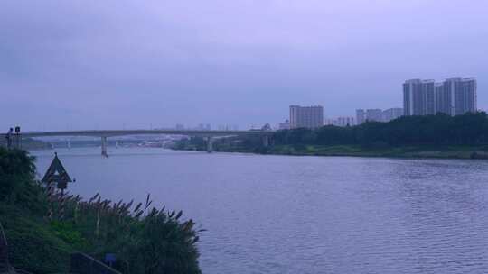 南宁邕江桃源大桥与滨江城市高楼建筑景观