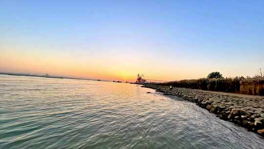 穿越机航拍扬州六圩灯塔江岸夕阳落日