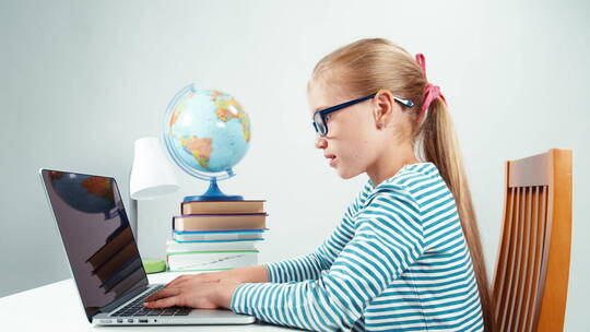 女孩在使用电脑学习