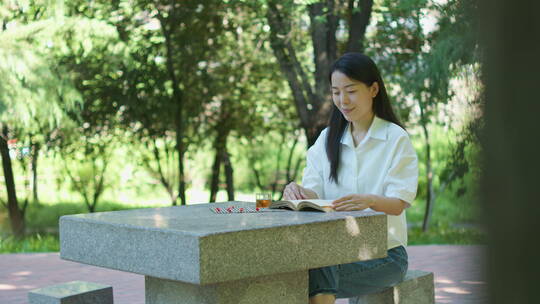 中国女性女人户外公园喝茶读书学习办公