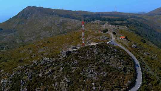 米拉多罗达库罗塔岩石山坡上电信桅杆的空中圆圈多莉视图