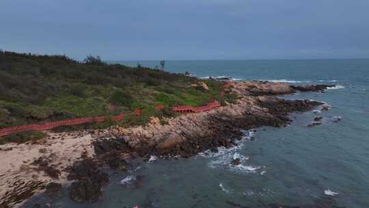 俯拍海岸礁石海浪