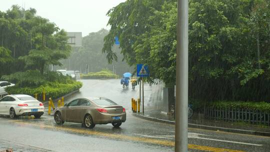 狂风暴雨堵车路口下雨出行行人车辆道路积水