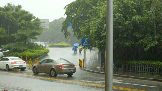 狂风暴雨堵车路口下雨出行行人车辆道路积水视频素材模板下载