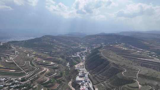 西北高原大山沟壑中的居民居住地航拍