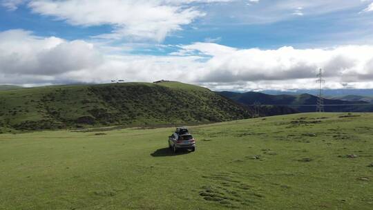 一辆车在西藏芒康草原越野行驶