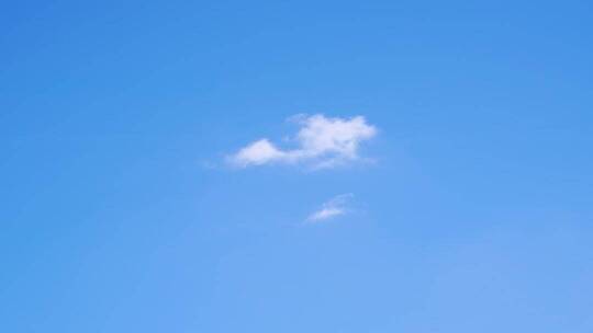 蓝天中飘浮的白云