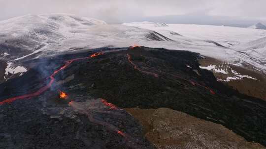 火山、熔岩、玄武岩、雪