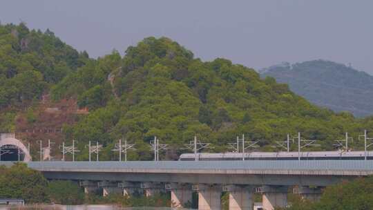 高铁动车从山洞中快速驶出